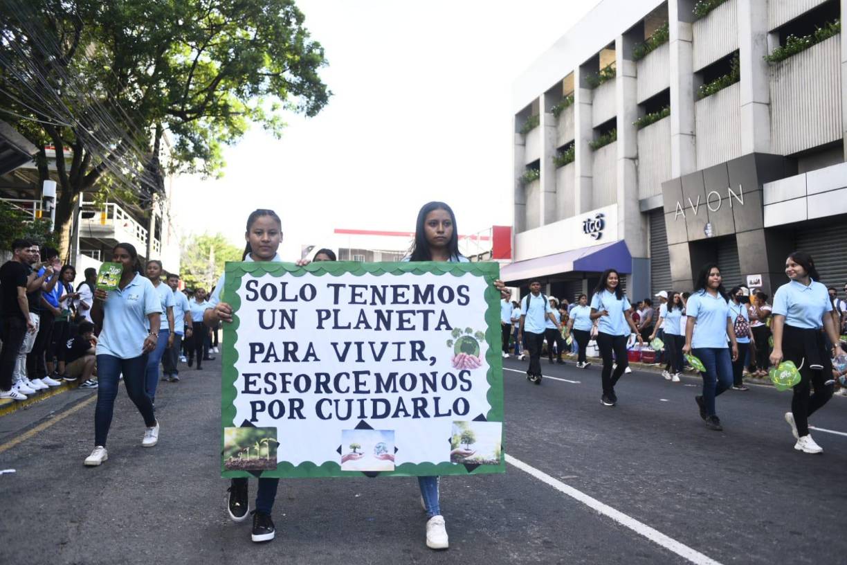 Varios institutos optaron por mostrar mensajes que cuidado ambiental. 