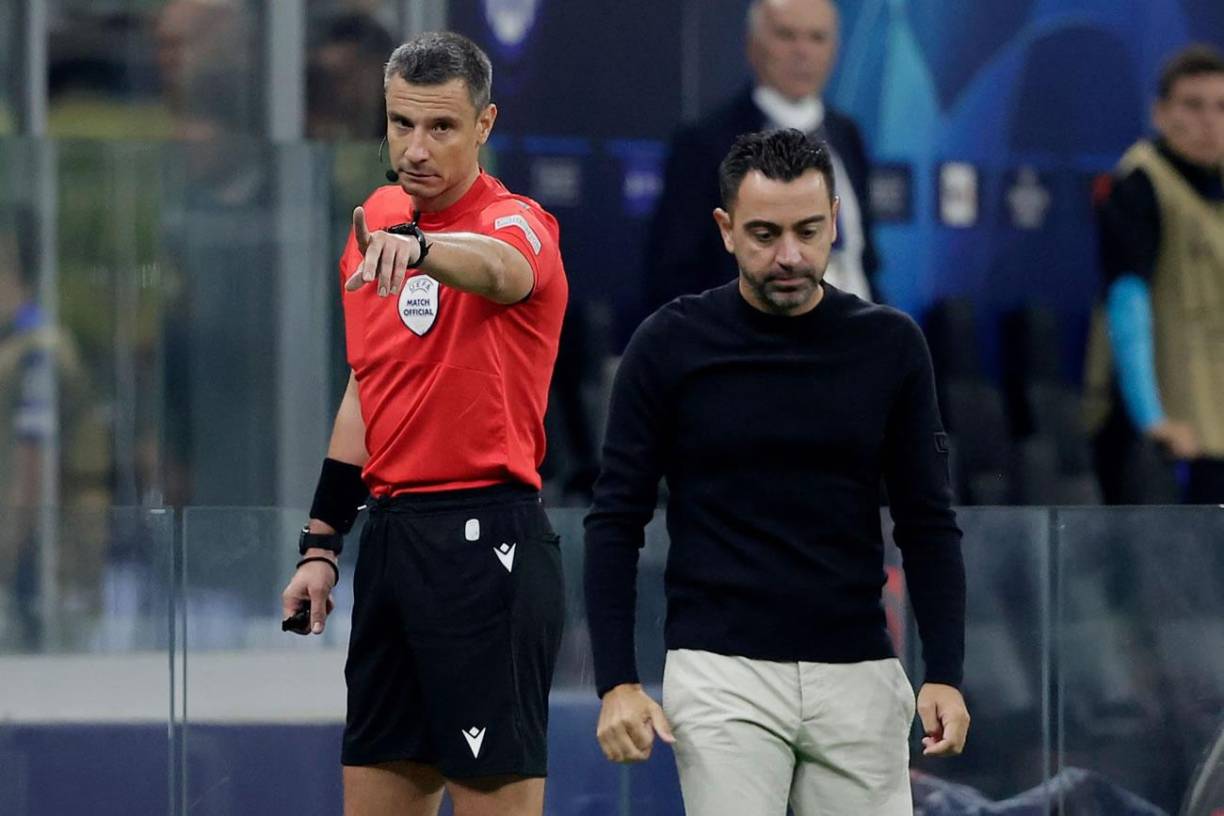 El árbitro esloveno Slavko Vincic le llamó la atención a Xavi Hernández.