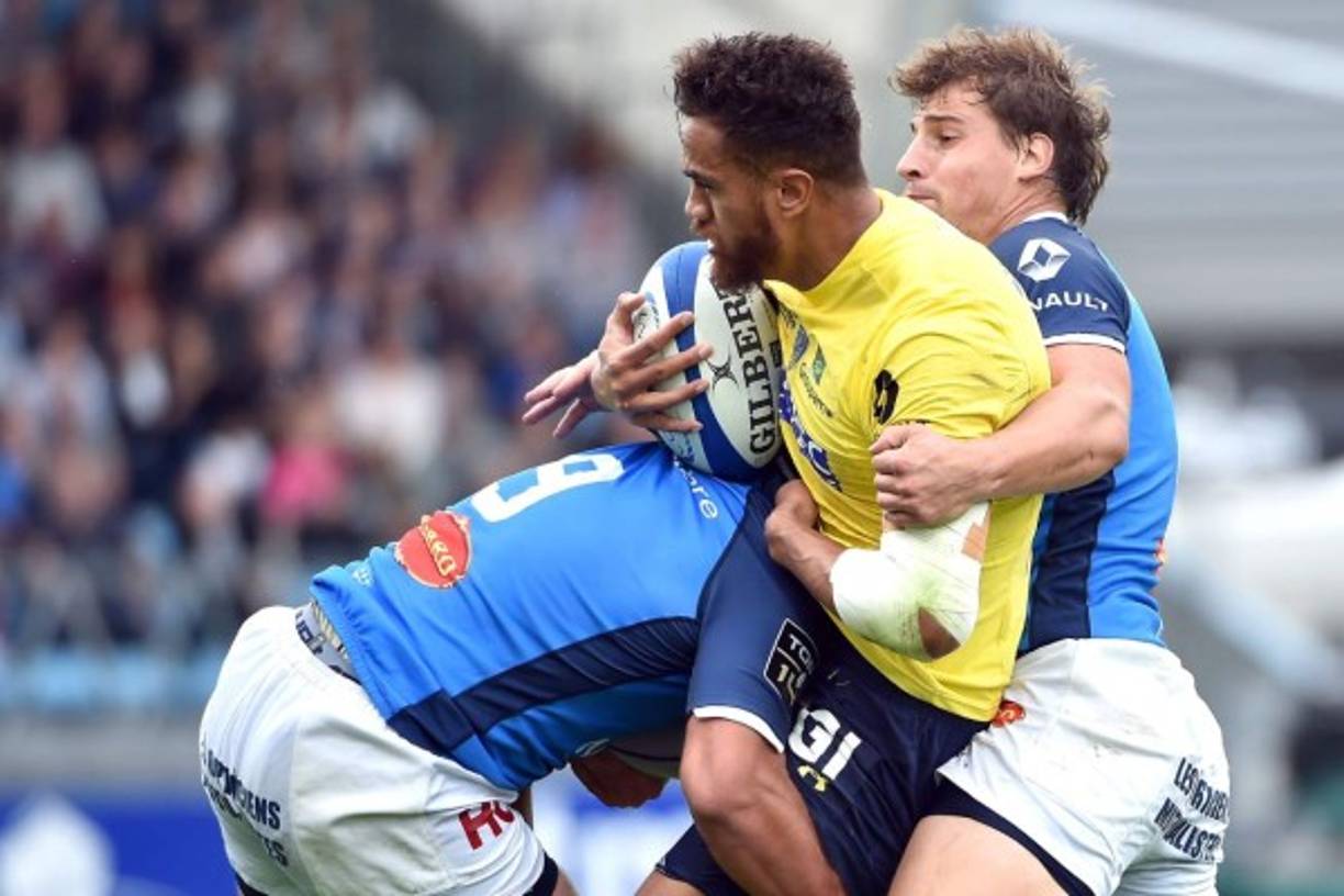 RUGBY. Sándwich humano. Peter Betham, centro neozelandés de Clermont, es abordado por los jugadores de Castres durante el partido desarrollado en el estadio Pierre Fabre.