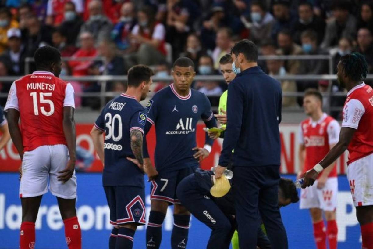Paris Saint-Germain's French forward Kylian Mbappe (C) talks with Paris Saint-Germain's Argentinian forward Lionel Messi (2ndL) during the French L1 football match between Stade de Reims and Paris Saint-Germain at Auguste Delaune Stadium in Reims on August 29, 2021. (Photo by FRANCK FIFE / AFP)