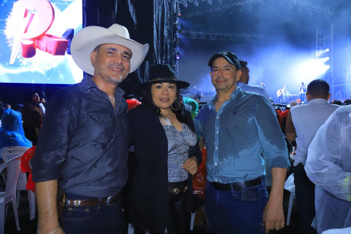 A David, Melissa y Elmer Amaya no les importó la lluvia que caía sobre la ciudad.