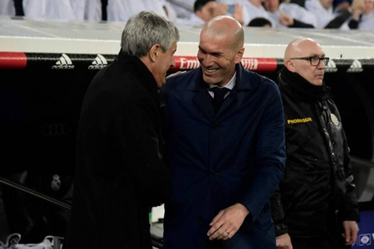 Quique Setién y Zidane se dieron un efusivo saludo previo a iniciar el partido.