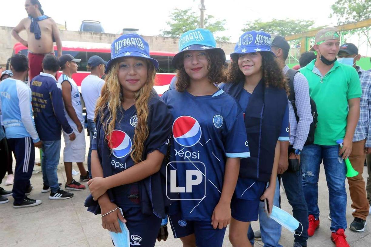 Aficionadas motagüenses bien identificadas con los colores del Ciclón Azul.