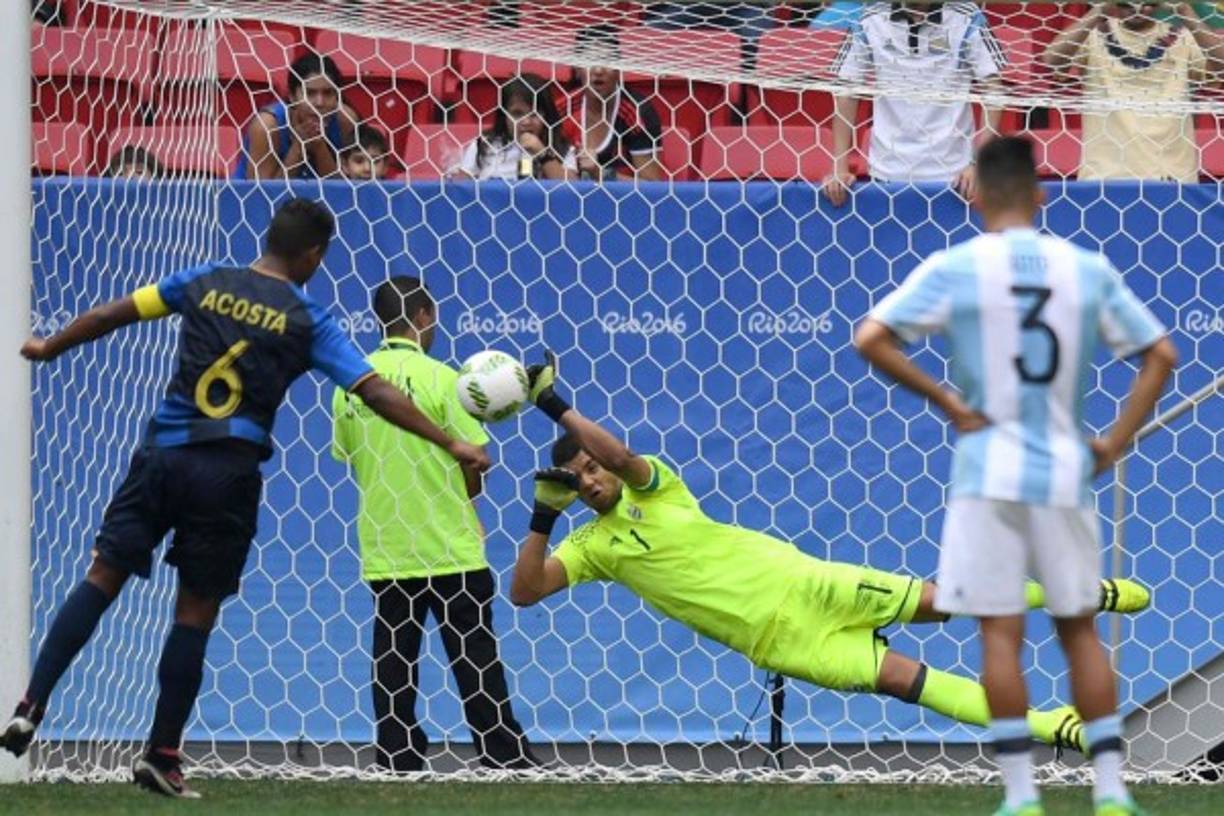 El portero argentino Gerónimo Rulli despeja el balón en un tiro penal por el hondureño Bryan Acosta durante los Juegos Olímpicos de Río 2016. AFP