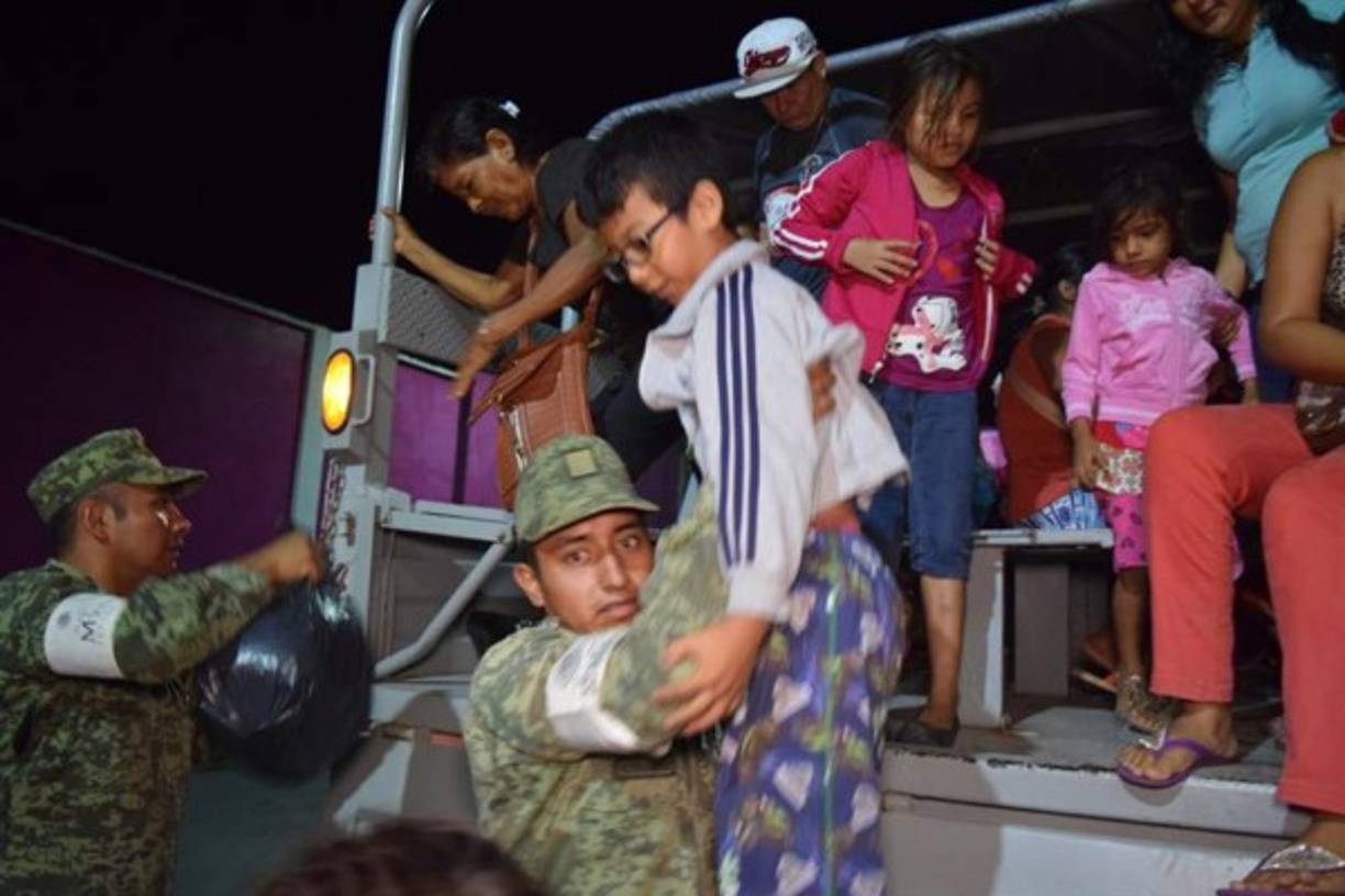 El pánico se apoderó, de norte a sur, de gran parte de los 120 millones de habitantes del país. Muchos salieron a las calles en pijamas, cargando a sus hijos o a sus mascotas.