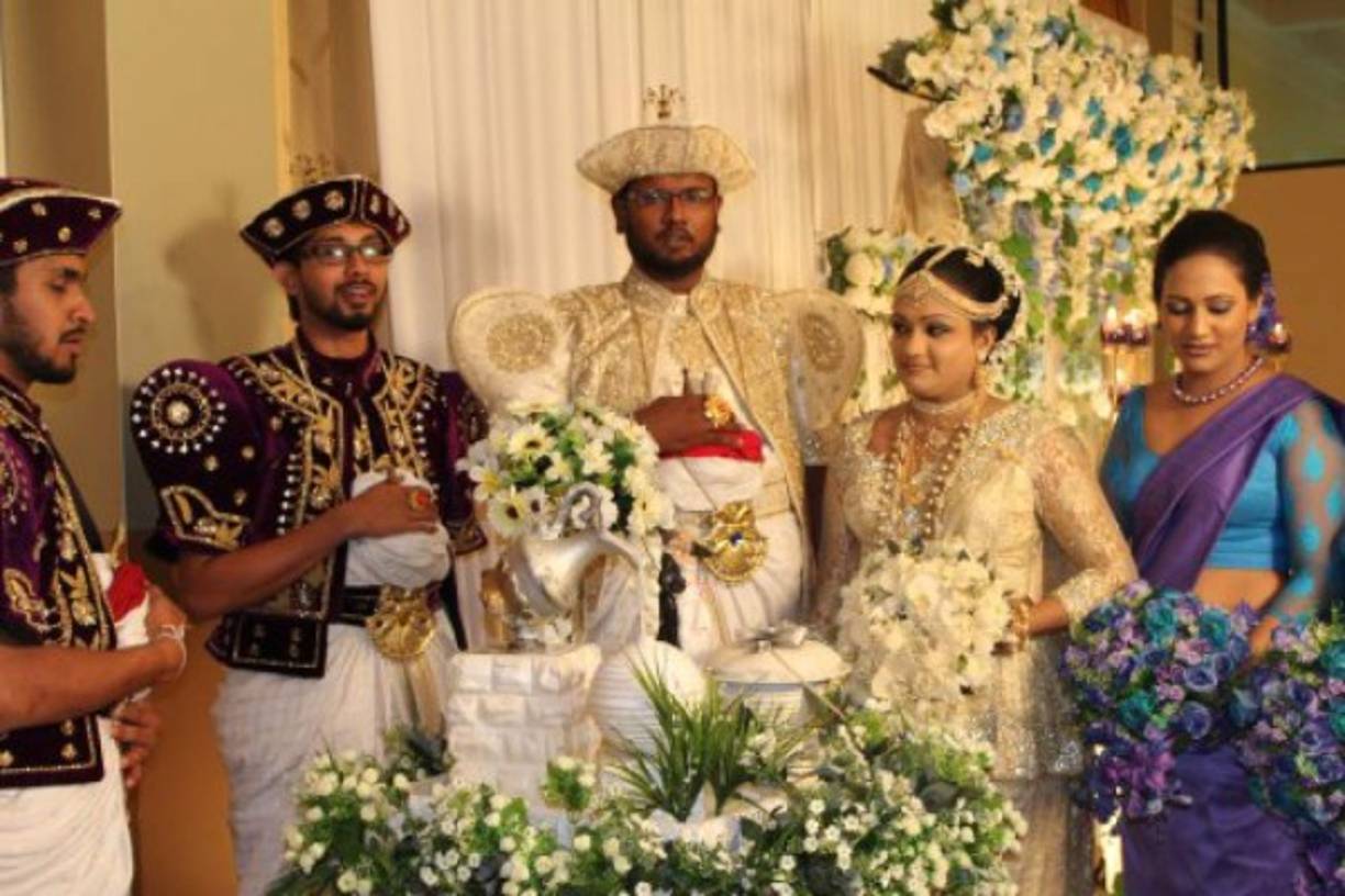 n Sri Lanka el novio lleva el anillo de bodas en la mano derecha y la novia, en la izquierda.<br/>En la mayoría de los países musulmanes no se acostumbra llevar los anillos de bodas (la tradición de intercambiar anillos tampoco está en la ceremonia religiosa), sin embargo, si lo usan lo ponen tanto en el dedo anular de la mano izquierda (Irán) como de la mano derecha (Jordania).