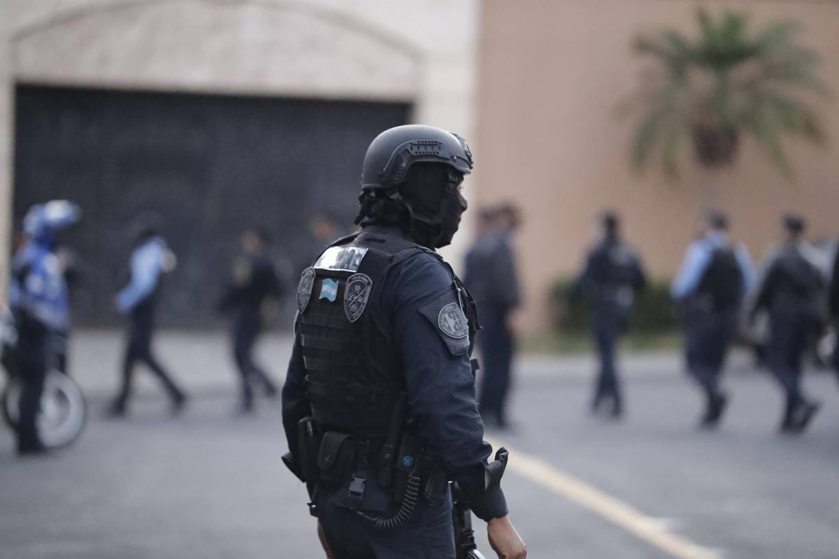 Policía Nacional resguarda la residencia de Juan Orlando Hernández que puede ser capturado en horas