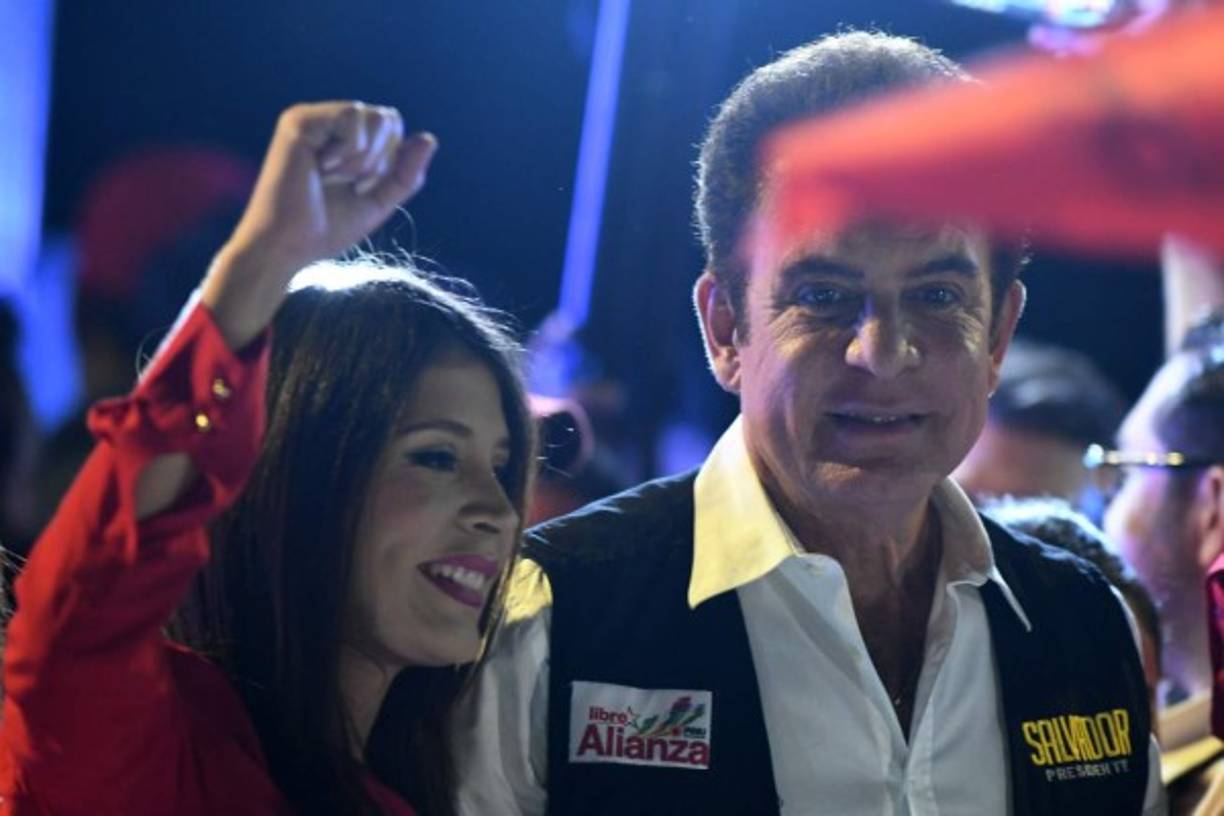 Salvador Nasralla, presidential candidate for the Opposition Alliance Against the Dictatorship, and his wife Iroshka greets supporters during a rally in Tegucigalpa, on November 20, 2017. <br/>Honduras will hold Presidential elections on November 26. / AFP PHOTO / ORLANDO SIERRA