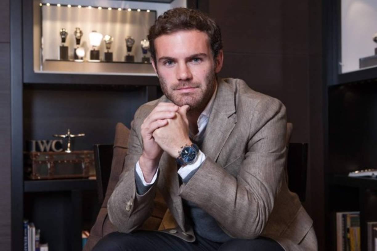 Juan Mata, del Manchester United, se destaca por haber estudiado periodismo en la Universidad Politécnica de Madrid, tras mudarse a Londres empezó a estudiar en cursos a distancia de ciencia de los deportes, educación física y marketing.
