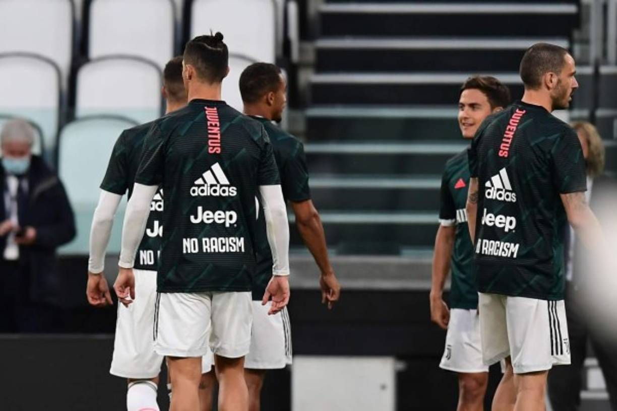 Cristiano Ronaldo y compañía visteron camisetas de entrenamiento con el eslogan 'no al racismo'.