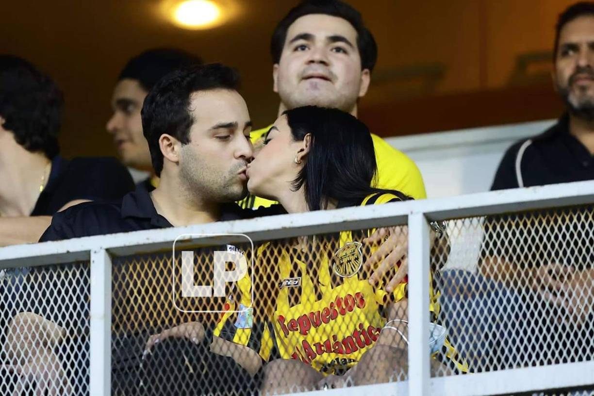Un cariñoso beso para sellar la asistencia al estadio Morazán.