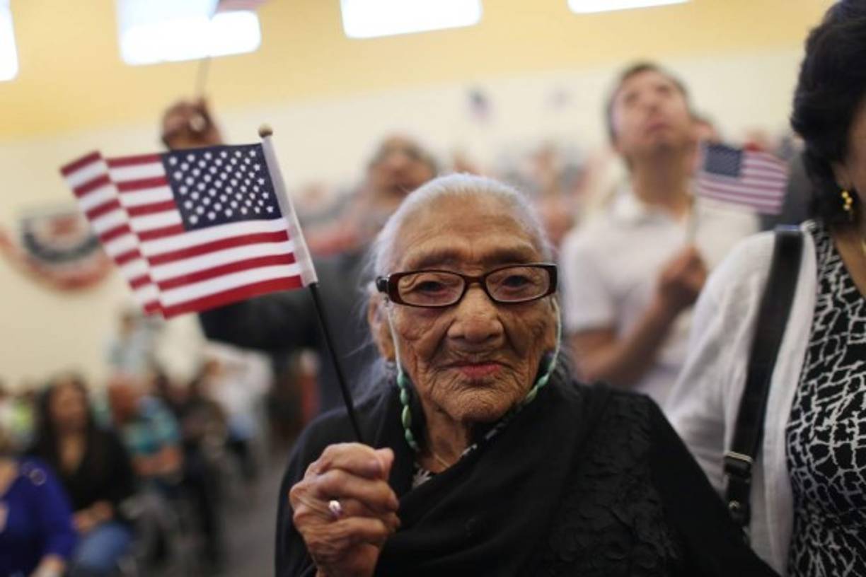 Juana Hernández fue juramentada este martes como ciudadana estadounidense naturalizada en la oficina de Servicios de Ciudadanía e Inmigración en Miami , Florida. <br/>