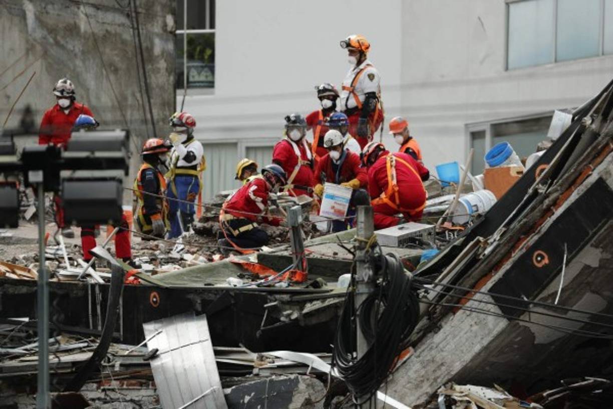 MÉXICO. No cesan en la búsqueda. Brigadistas españoles y mexicanos aún buscan cuerpos en el edificio de la avenida Álvaro Obregón; van 362 muertos.