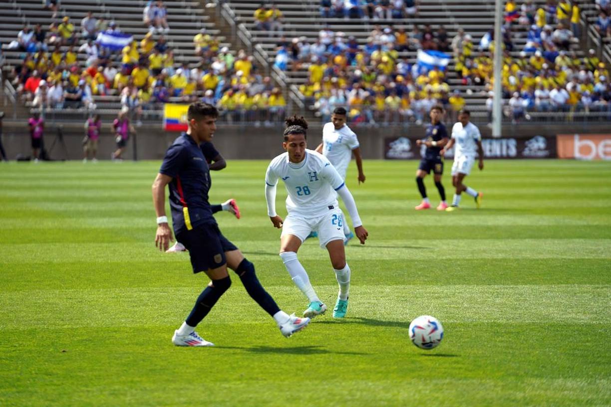Carlos Mejía fue una de las sorpresas que presentó la Selección de Honduras. El carrilero marcando al defensa ecuatoriano Piero Hincapié.