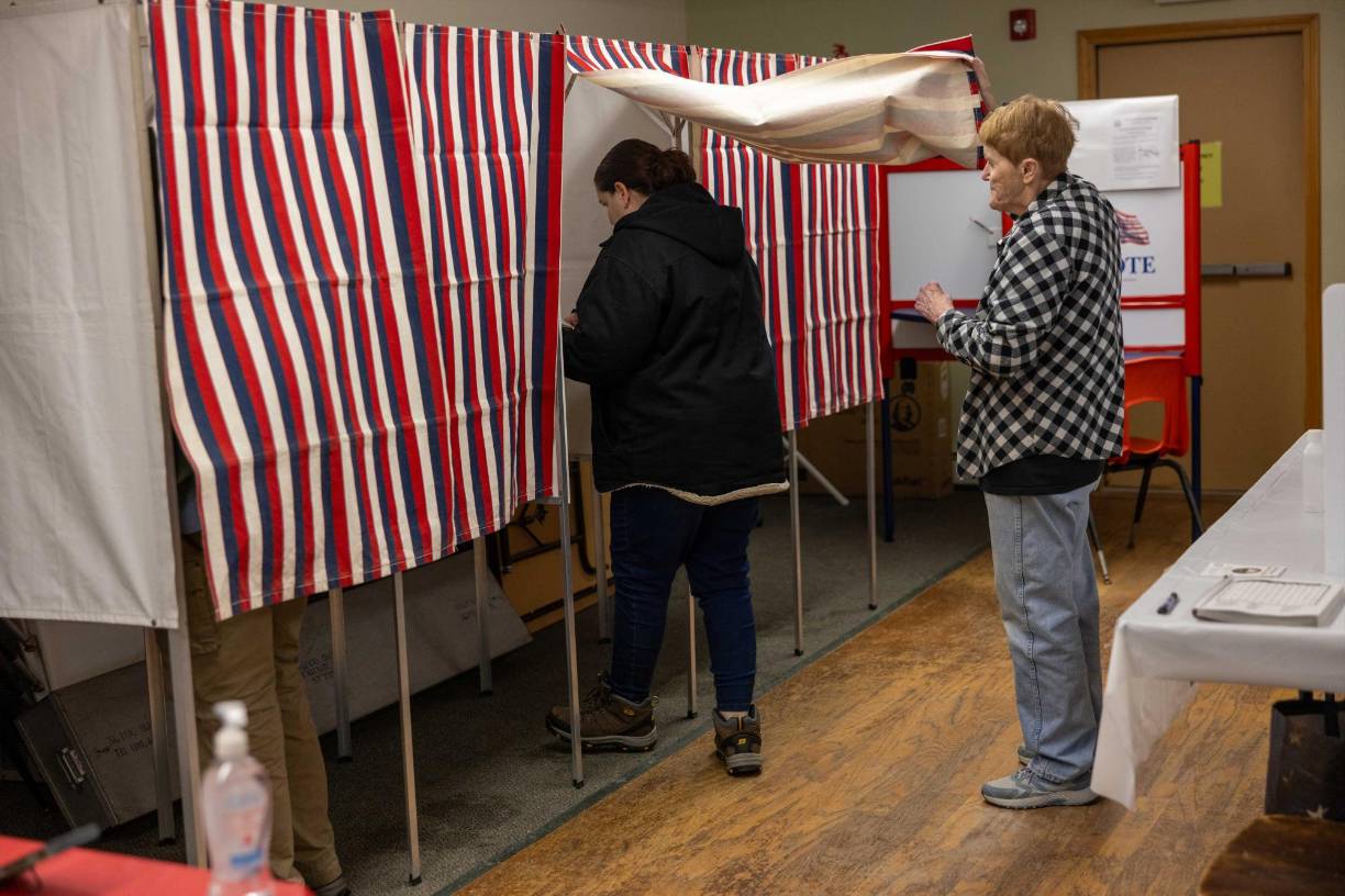 La mayoría de los puestos de votación de las primarias presidenciales en Nuevo Hampshire han abierto ya sus puertas.