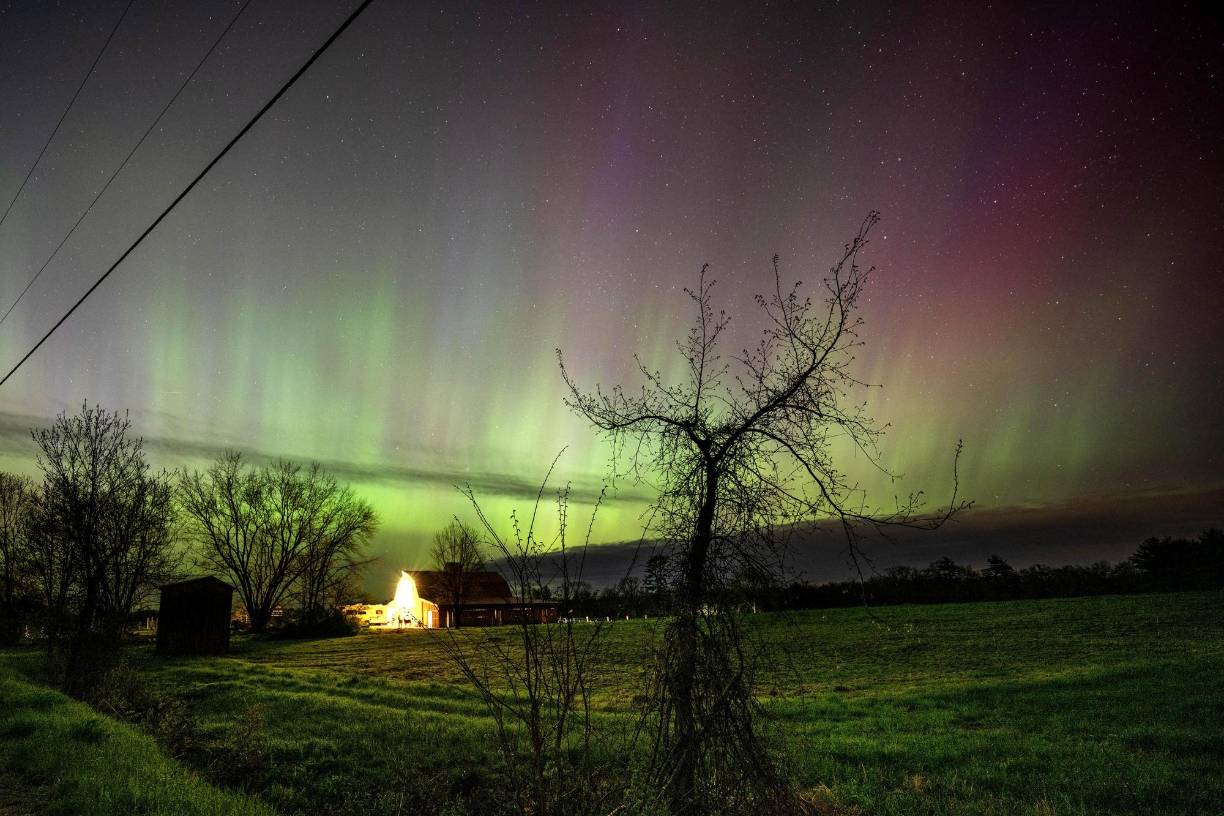 Desde las islas Canarias en España, frente a la costa africana, y el monumento megalítico de Stonehenge en Reino Unido a Sonora en México y Los Ángeles y Chicago en Estados Unidos, numerosos usuarios de redes sociales compartieron anoche imágenes de cielos iluminados con tonos rosáceos y verdosos.