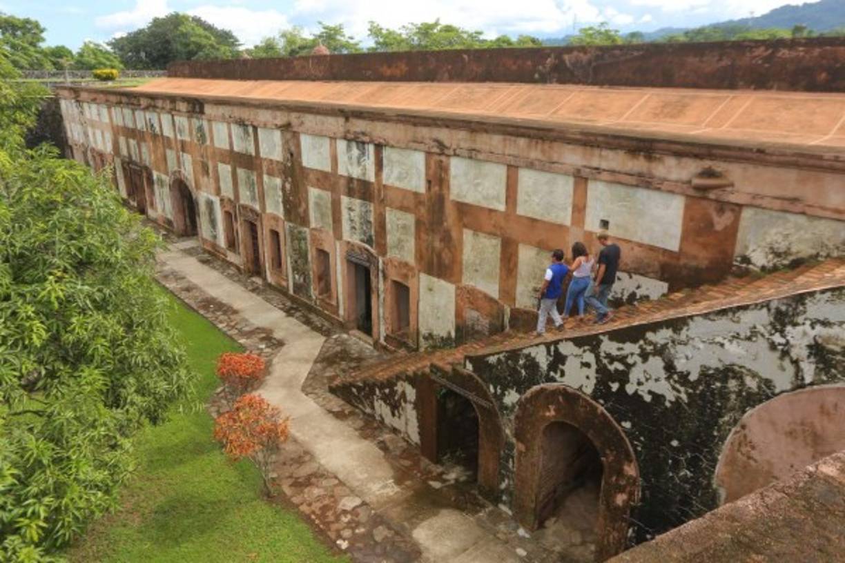 No deje de ir al mercado artesanal que está enfrente de la Fortaleza.