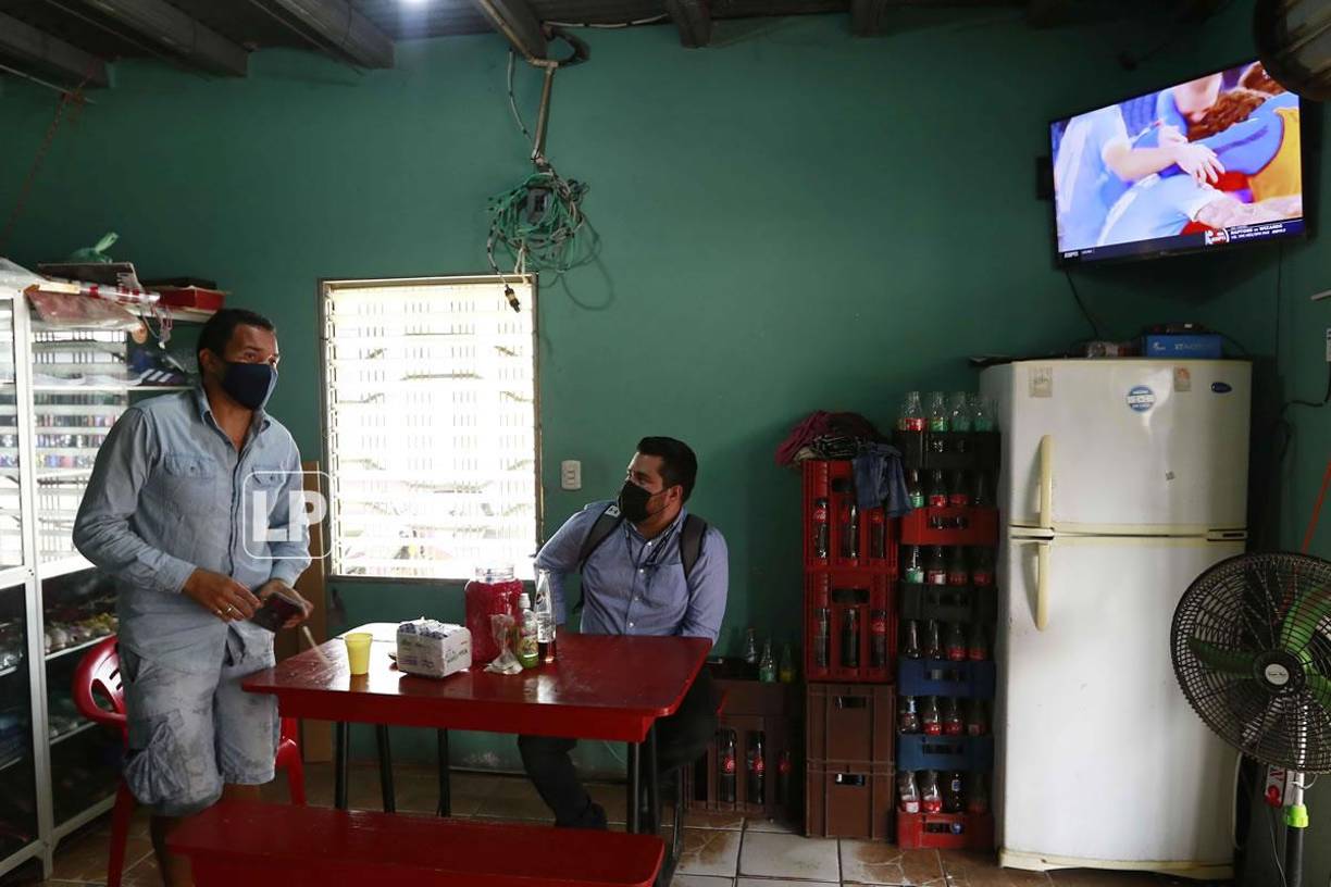 ‘Rambo‘ de León en un puesto de comida llamado Orquídea, contiguo al parque central, donde atendió al periodista de Grupo OPSA, Gustavo Roca.