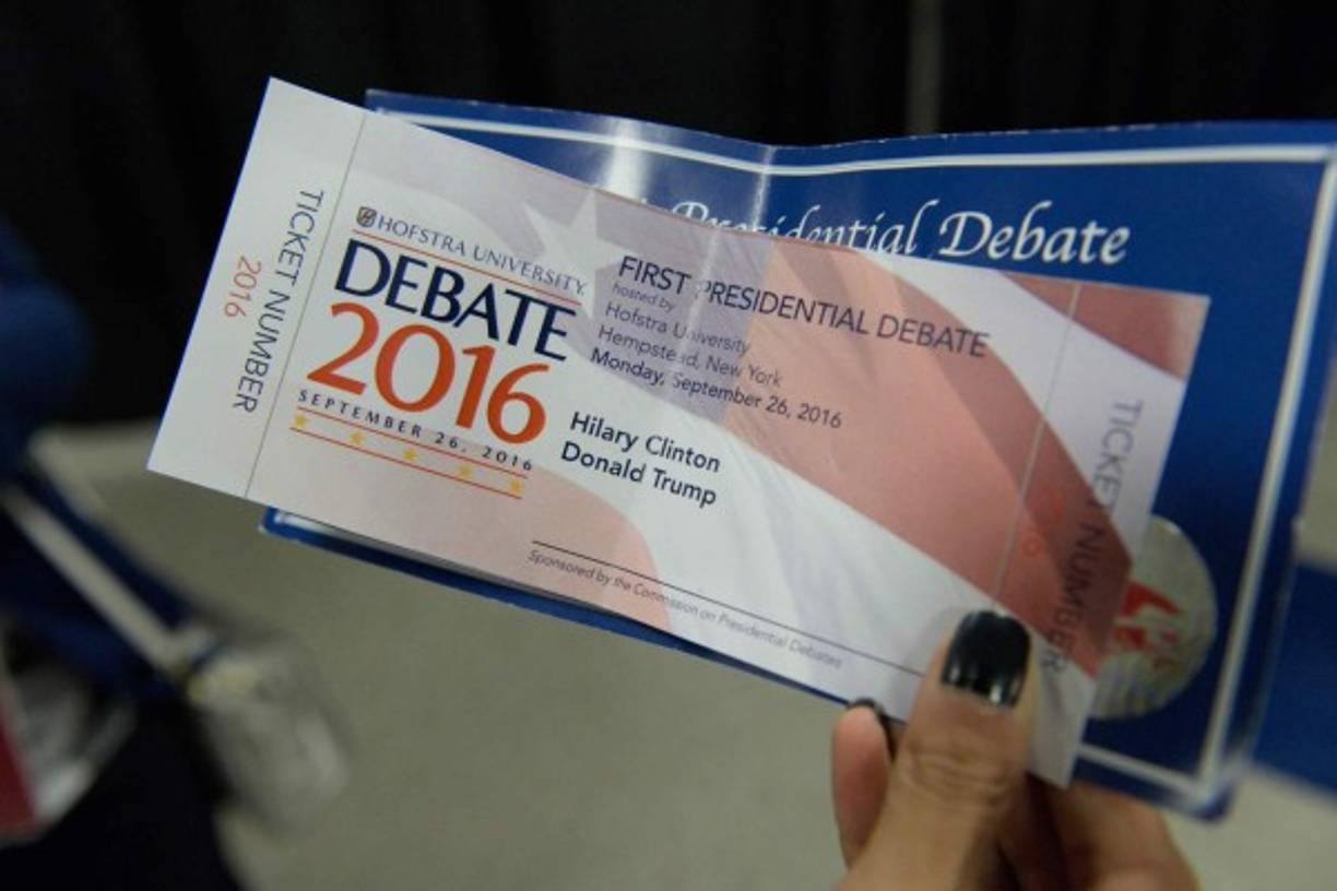 Se dice que la clave está en los detalles, como lo demuestra este boleto para el debate entre Clinton y Trump, en el cual, el nombre de la candidata demócrata fue mal escrito. Que quede claro, Hillary se escribe con dos 'L', no una.