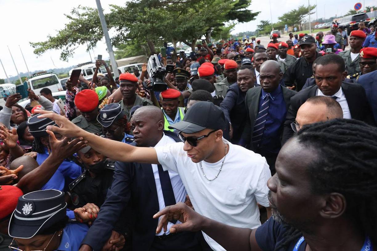 El sábado, en la capital económica Duala (sur del país), Mbappé debería visitar una escuela y luego, no lejos, el pueblo de Djebalé, de su padre Wilfrid, que nació en Duala y que dejó pronto Camerún para vivir en Francia.