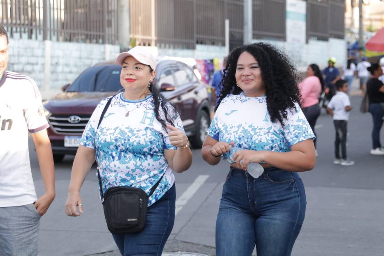 Las hondureñas asistieron al Estadio Chelato Uclés para disfrutar del debut de la Bicolor.