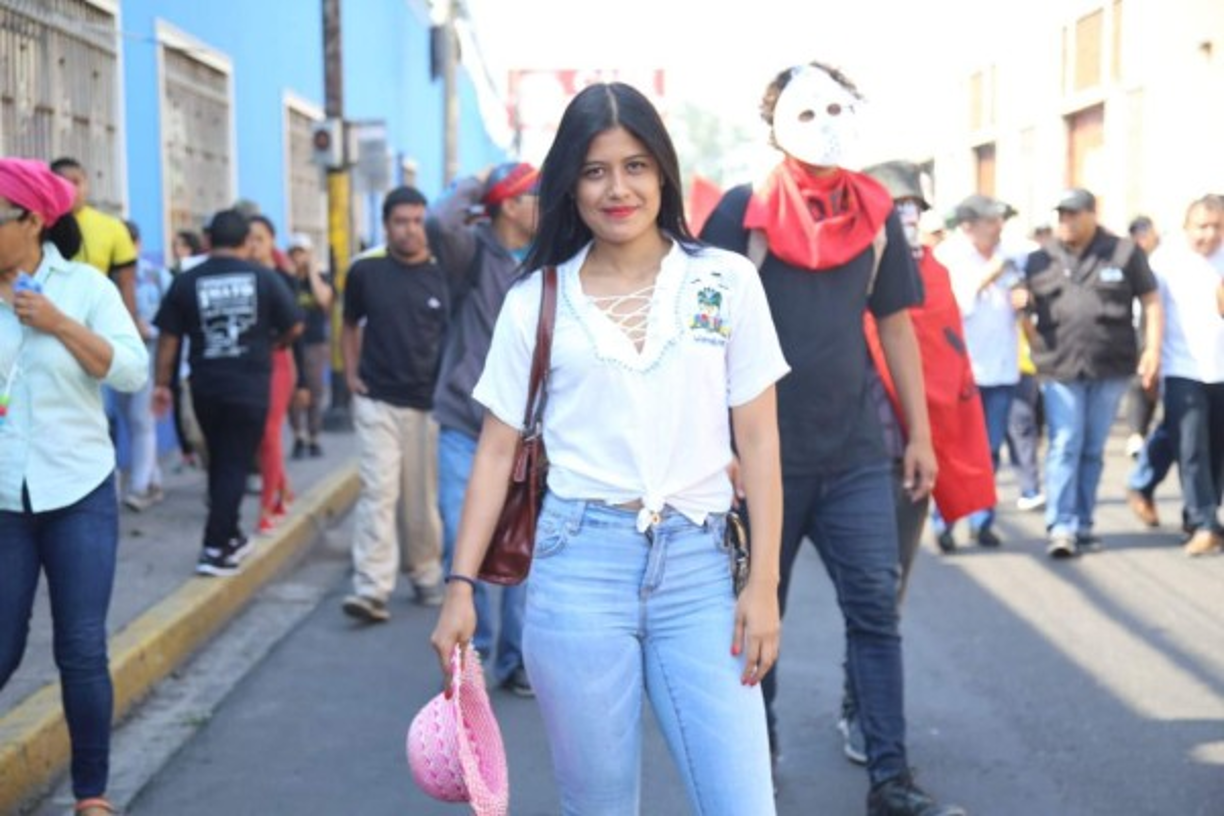 En medio de las movilizaciones, esta guapa capitalina salió a las calles para conmemorar el Día Internacional de los Trabajadores.