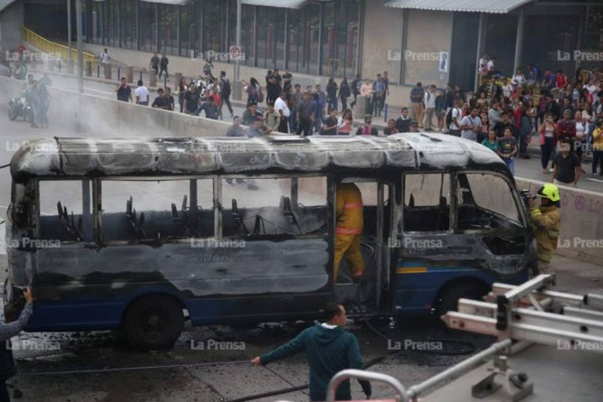 Las personas cercanas al lugar de los incendios huyeron debido al humo y el miedo que se generó en esos momentos.