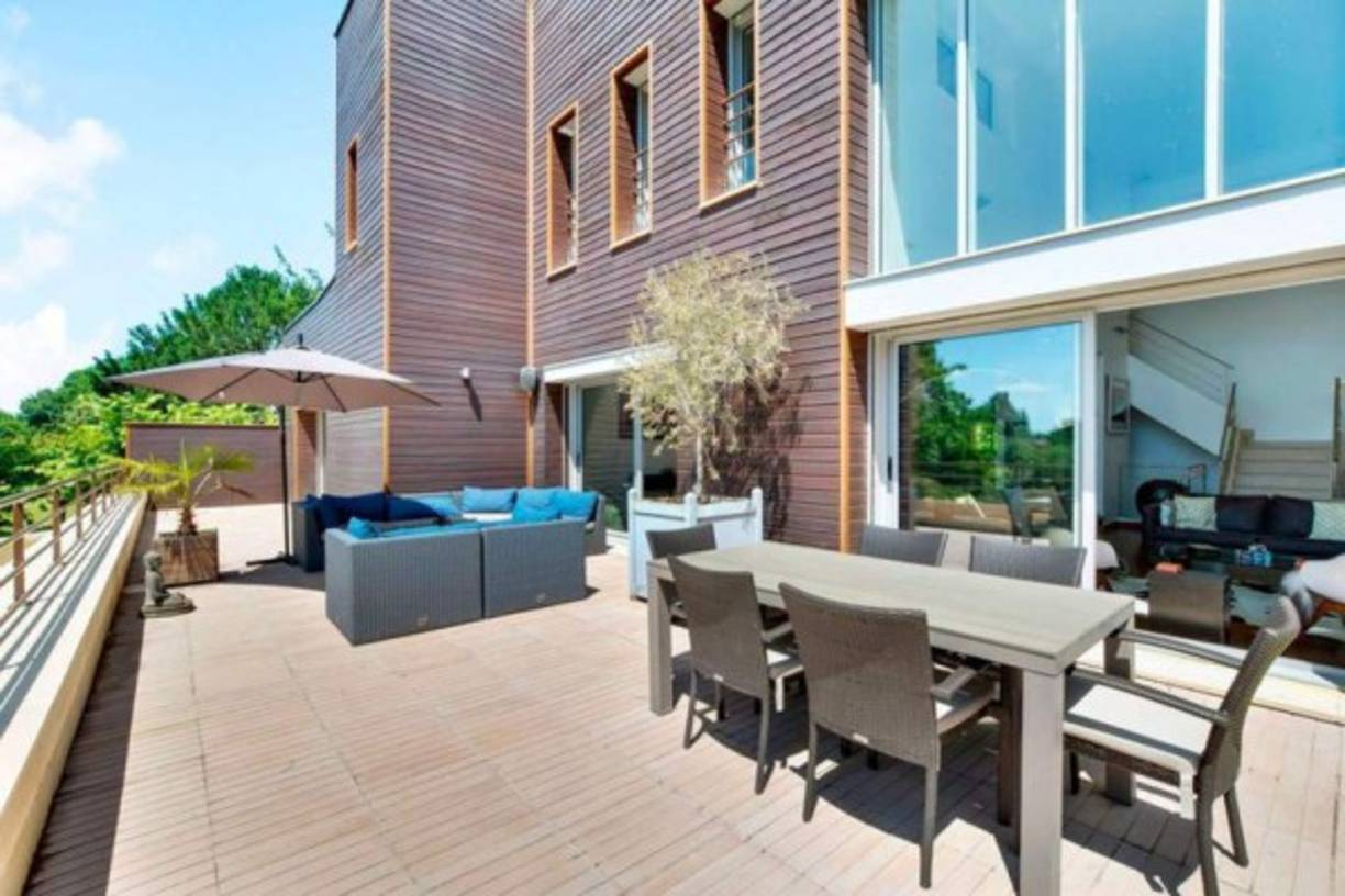 En las instalaciones se destacan una bodega, gimnasio, pileta con piso removible, una sala de cine y aparcamiento para cuatro vehículos. Foto Sotheby's.