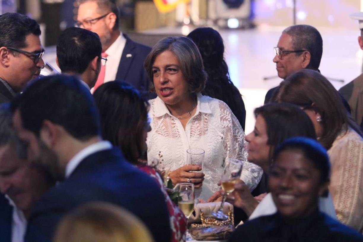 Luego se entonaron las gloriosas notas de los Himnos Nacionales de Honduras y de Estados Unidos.