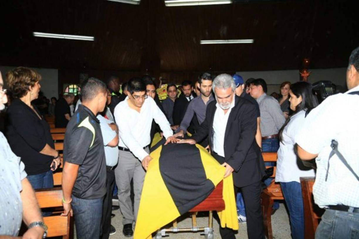 Las personas más cercanas a Mario Verdial acompañan su féretro.