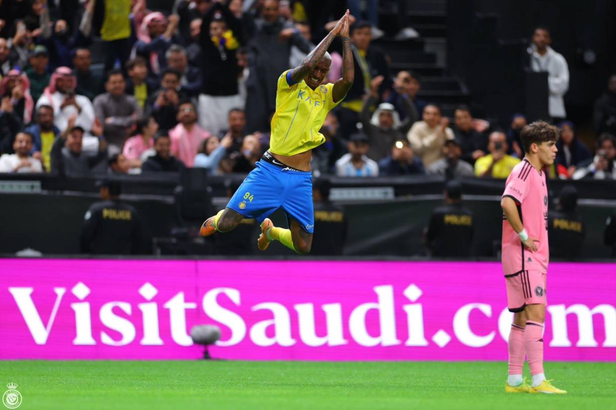 Y por supuesto, no podía faltar el famoso festejo a lo “CR7”, quien desde el palco vivió el festín de goles del Al Nassr ante el Inter Miami. 