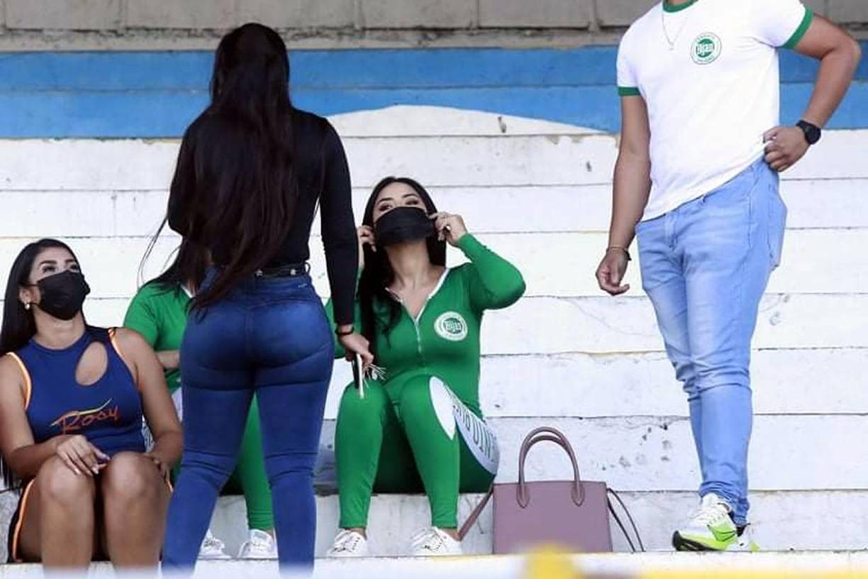 En las gradas del Morazán robaron muchas miradas estas guapas edecanes.