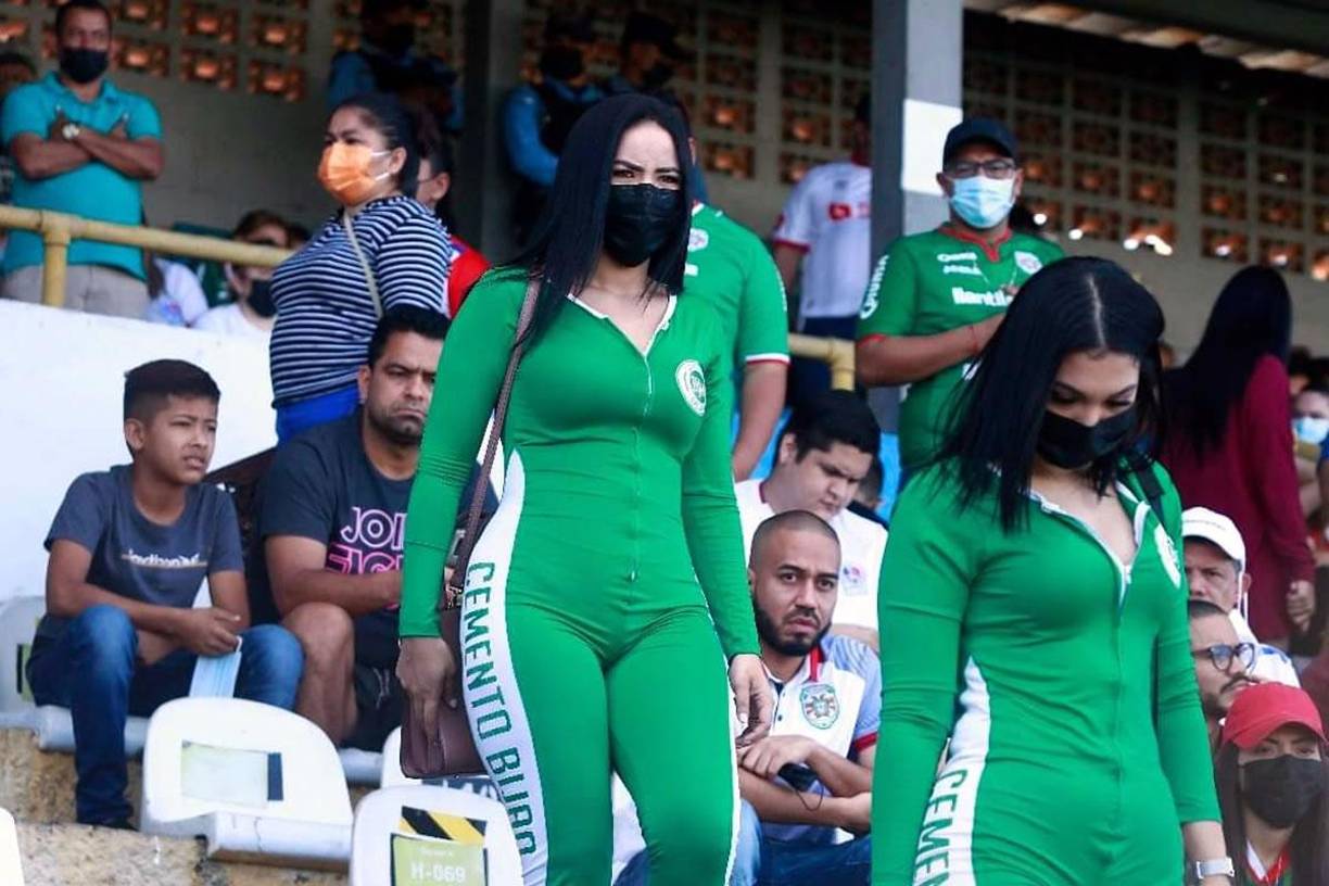 Su nombre es Iris Portillo y estuvo en el estadio Morazán durante el clásico.
