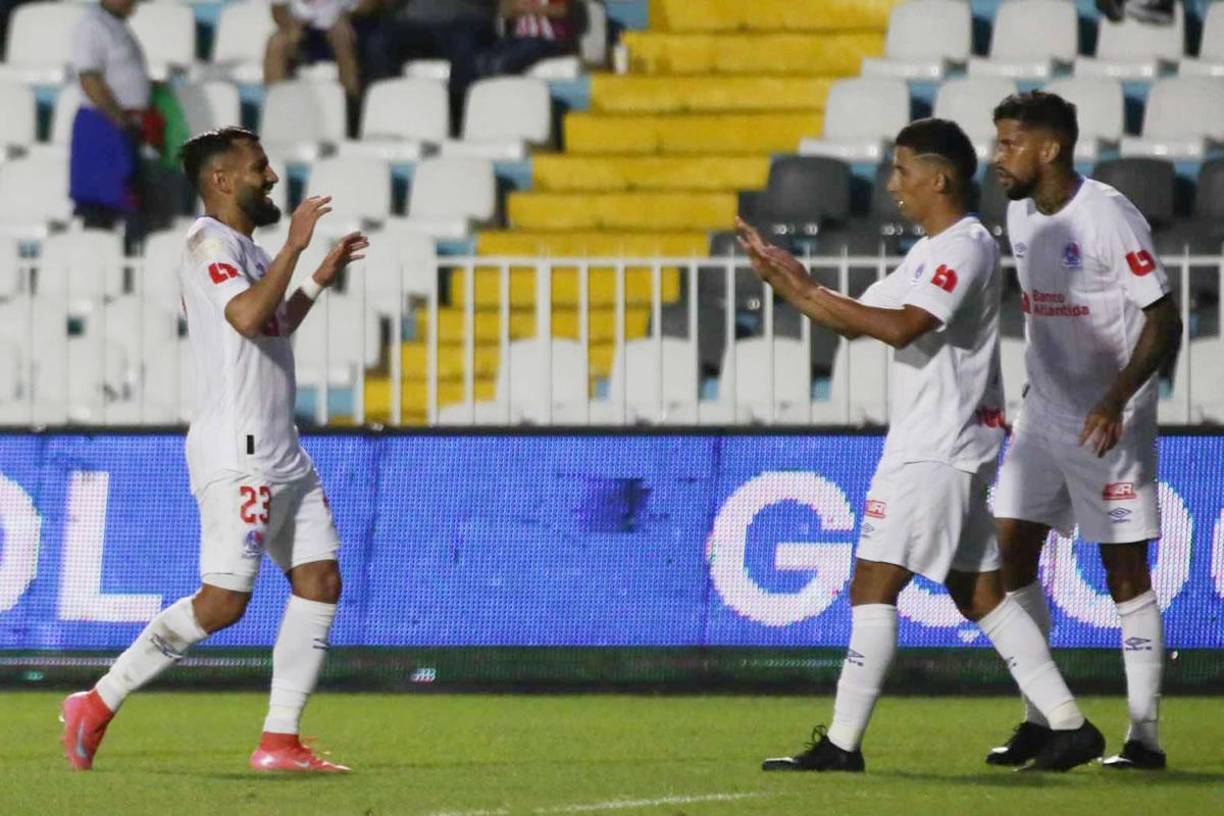 Jorge Álvarez celebrando su gol contra José Mario Pinto y Gabriel Araújo.