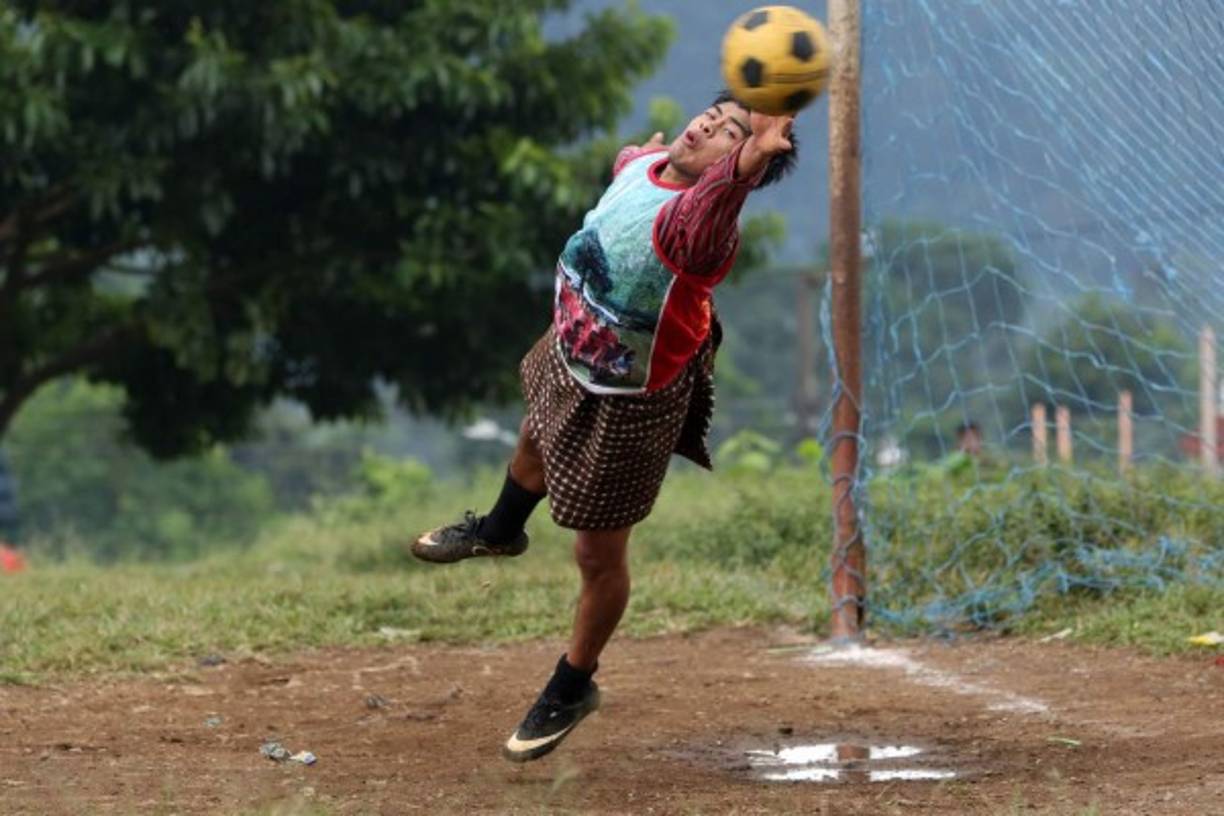 El portero del equipo logrando detener un remate. Foto EFE/ Esteban Biba.