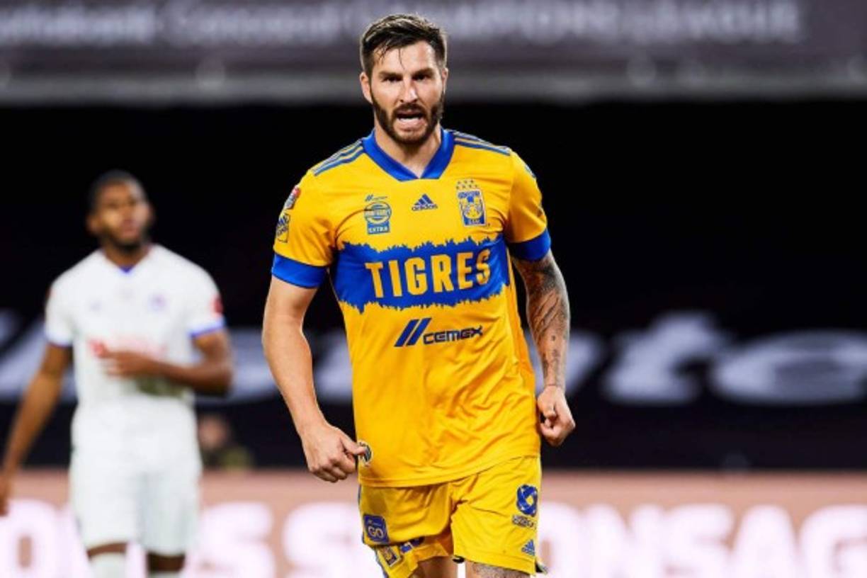 André-Pierre Gignac celebrando su primer gol del partido tras el penal que provocó Deiby Flores al tocar el balón con la mano.