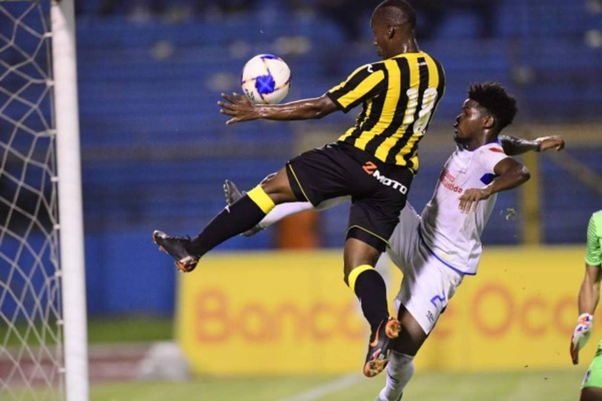 Ya en el final, Darixon Vuelto recibió un centro del “Chino” López, pero introdujo el balón con la mano. Fue invalidado el gol.