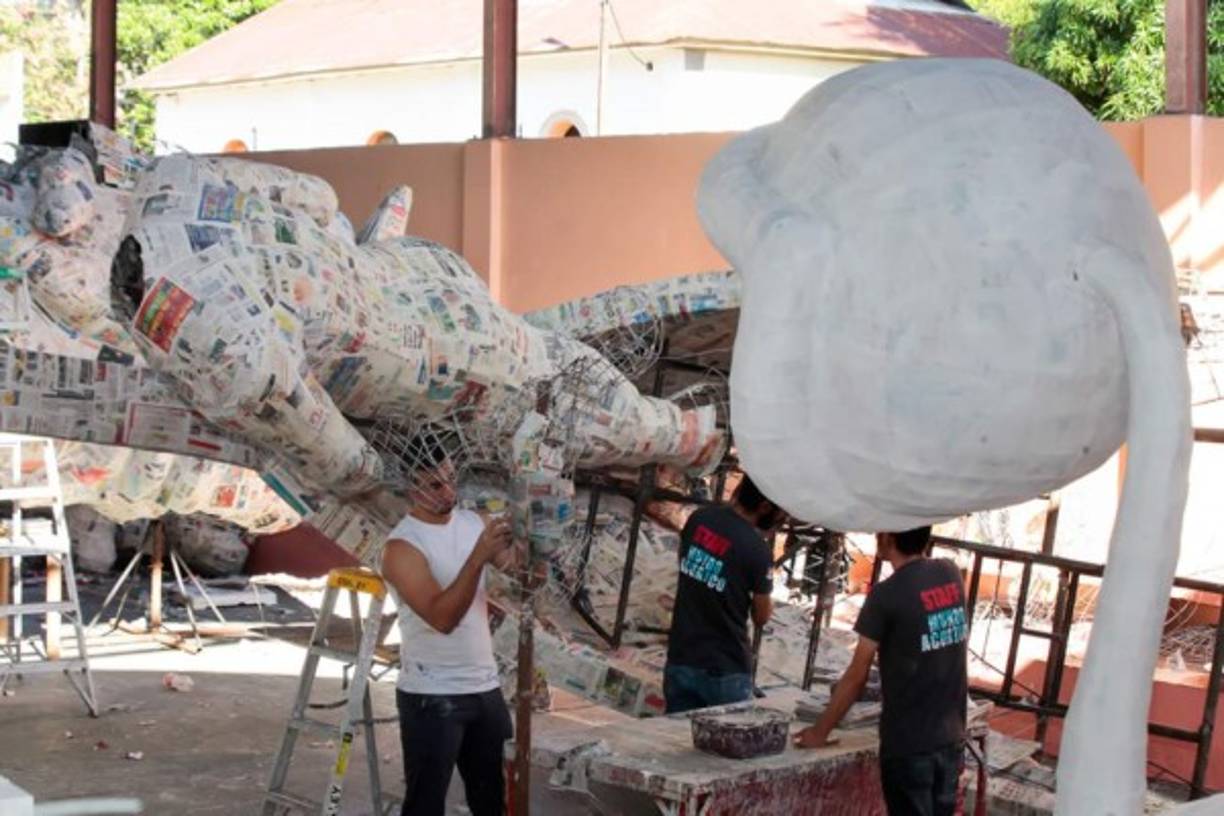 Más de 200 voluntarios, además de las fuerzas vivas organizadas e instituciones del pueblo participan en la elaboración de las ingeniosas figuras.