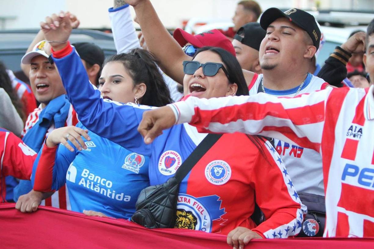Estas lindas aficionadas del Olimpia cantaron sin parar en la Gran Final apoyando al León ante el Motagua.