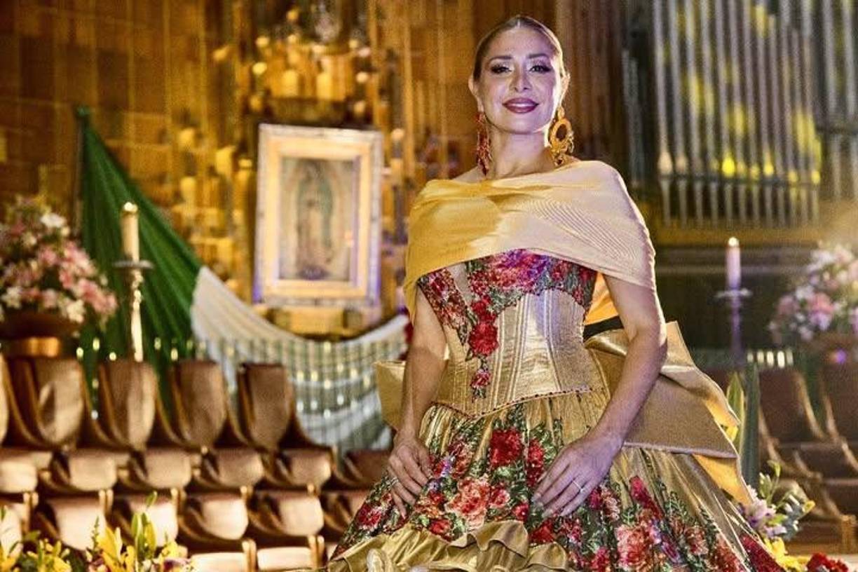 Cristina Eustace deslumbró con este modelo dorado metálico adornado con flores y un lazo XL en la parte trasera de la falda, hecho por Mitzy. Ella también cantó “Deja que salga la luna”.