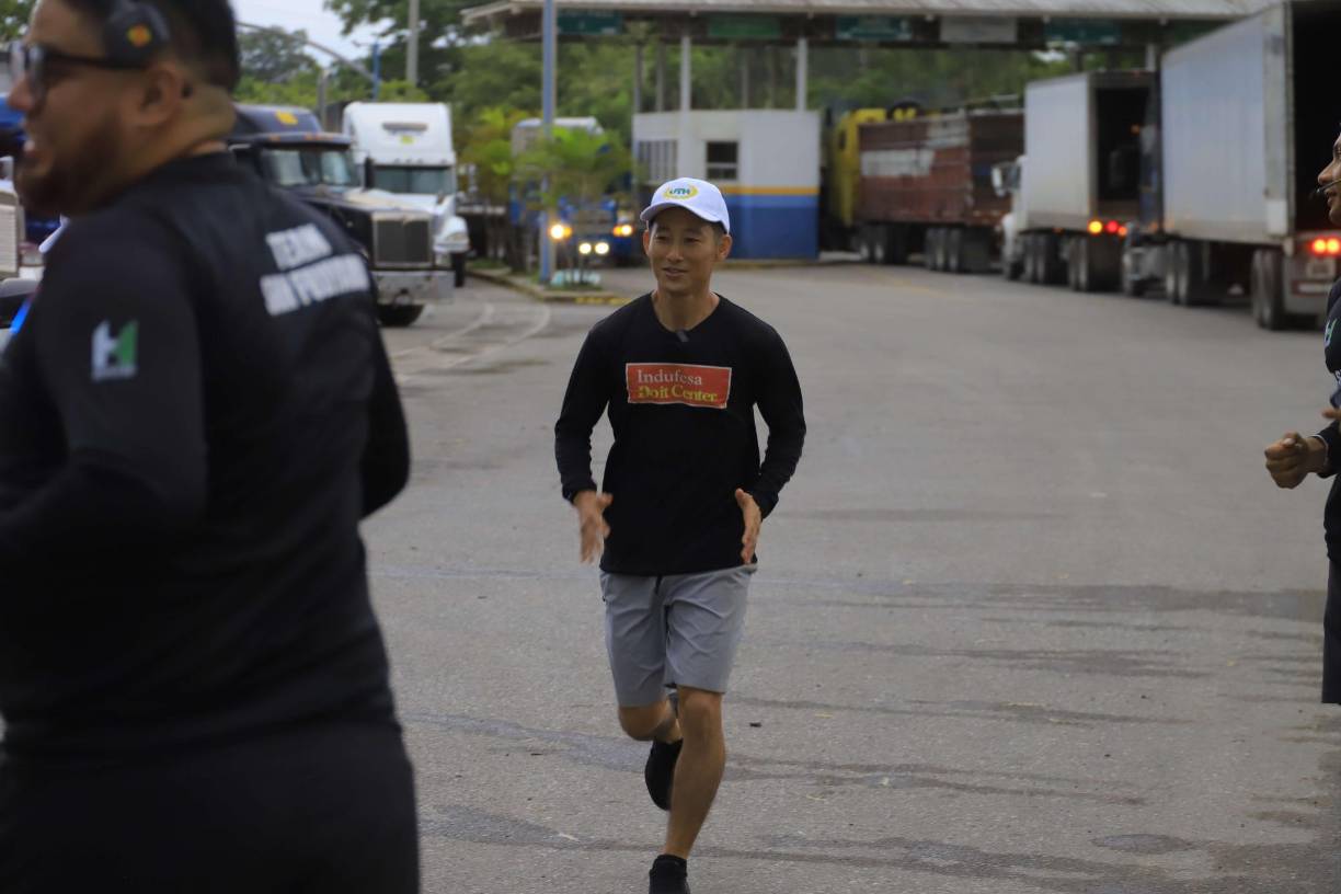 Los niños de Chamelecón se enfrentan actualmente a problemas con aulas superpobladas, que los ha llevado a recibir clases bajo una carpa y a salones que se inundan durante las temporadas de lluvias, resultando en materiales destruidos.