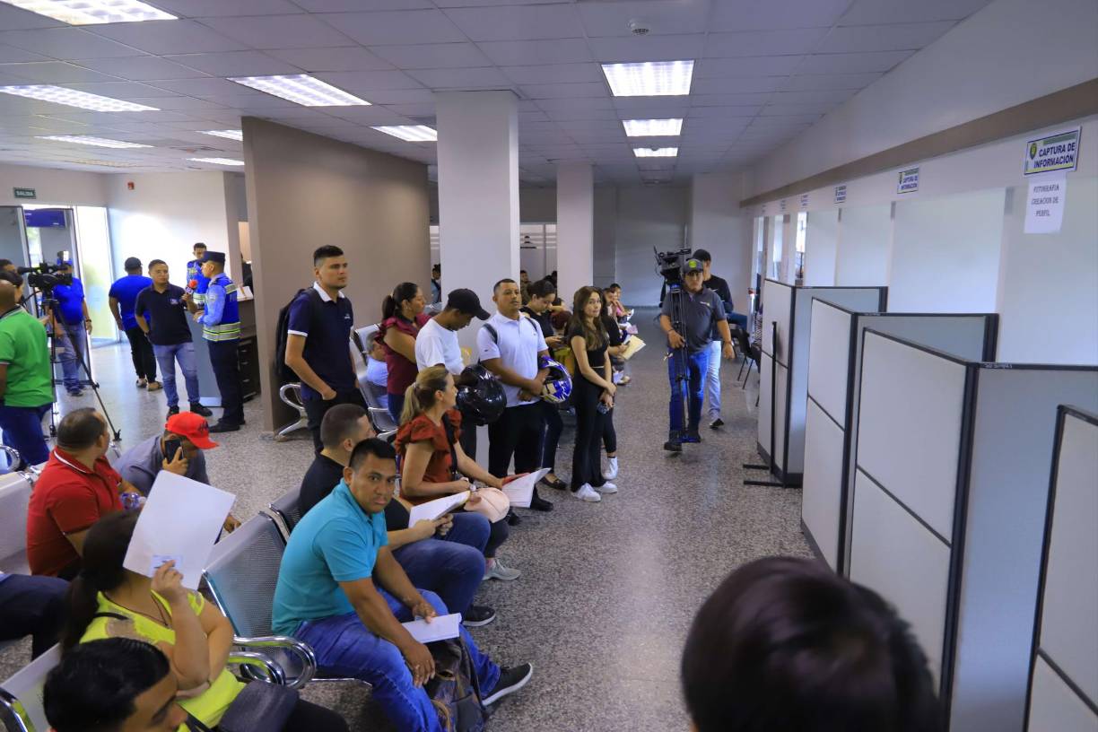 El oficial aseguró que el horario se atención durante todas las semanas se extenderá hasta las 6:00 pm con la intención de que la ciudadanía se vaya con su licencia.