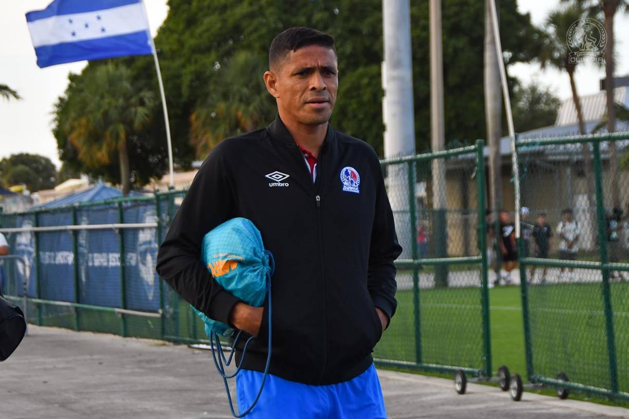 Juan Pablo Montes llegó abrigado para el amistoso.