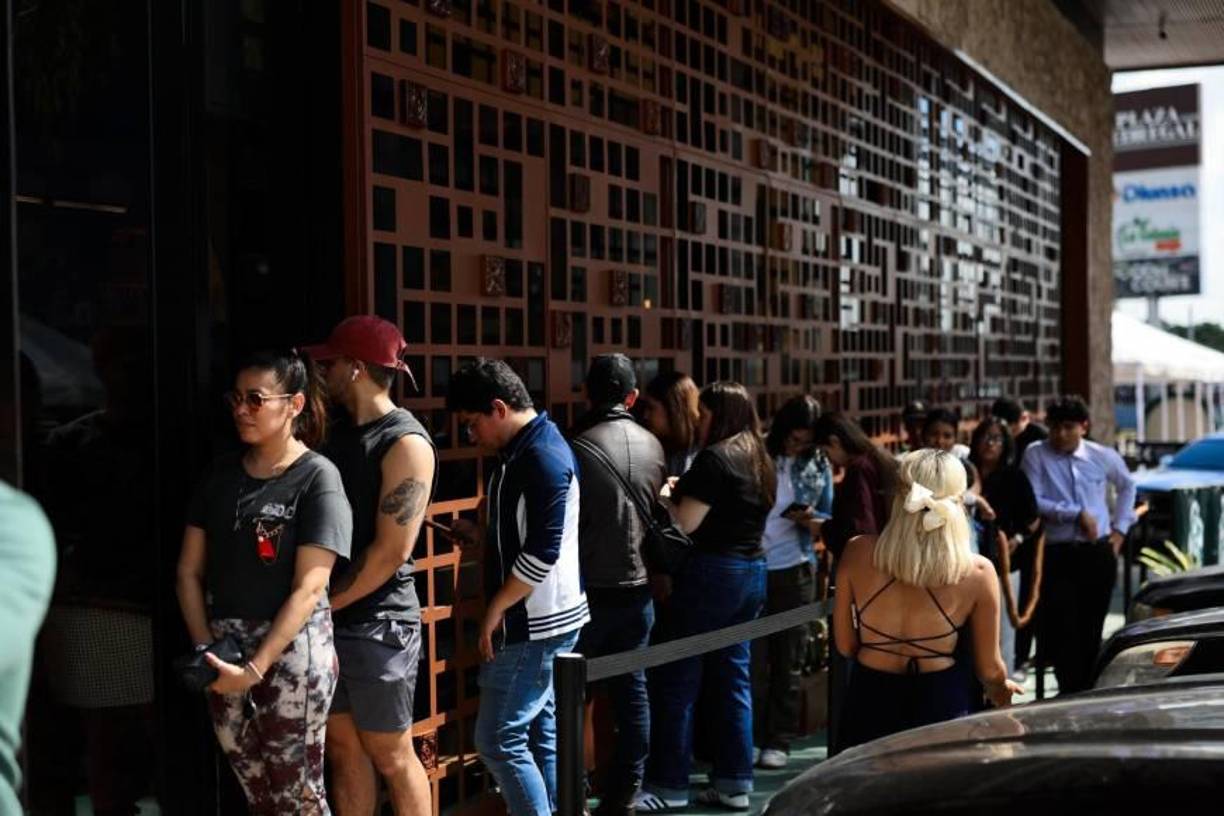 Vista de las enormes filas tras la apertura de Starbucks en San Pedro Sula.
