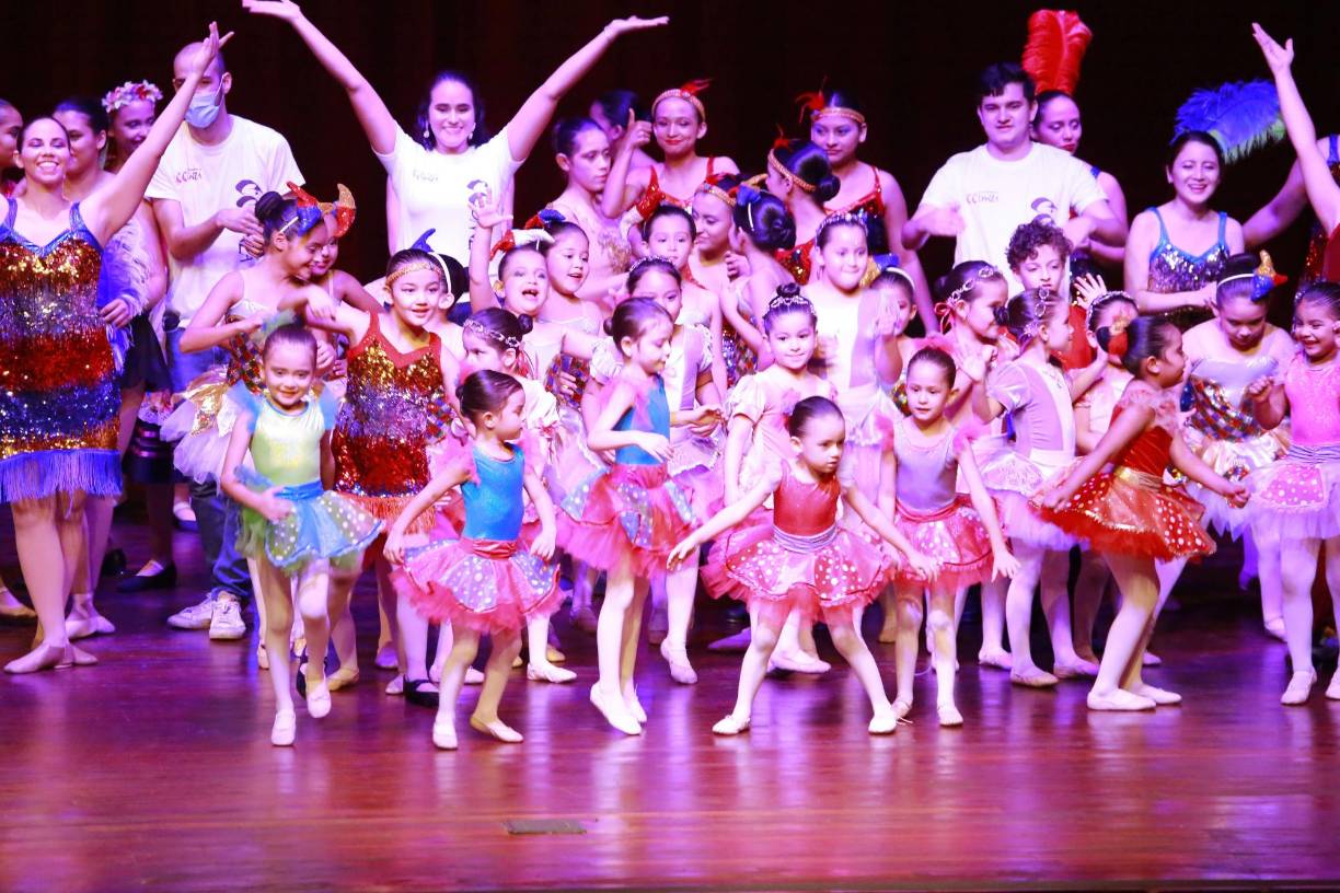 Las pequeñitas de primer grado también dejaron impresionados a los asistentes. 