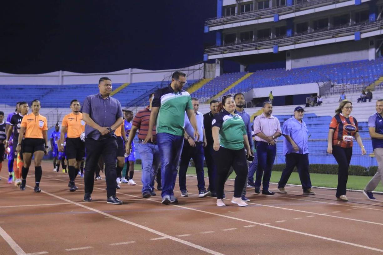 Autoridades de la Liga de Ascenso y de los equipos saliendo a la cancha del estadio Olímpico.