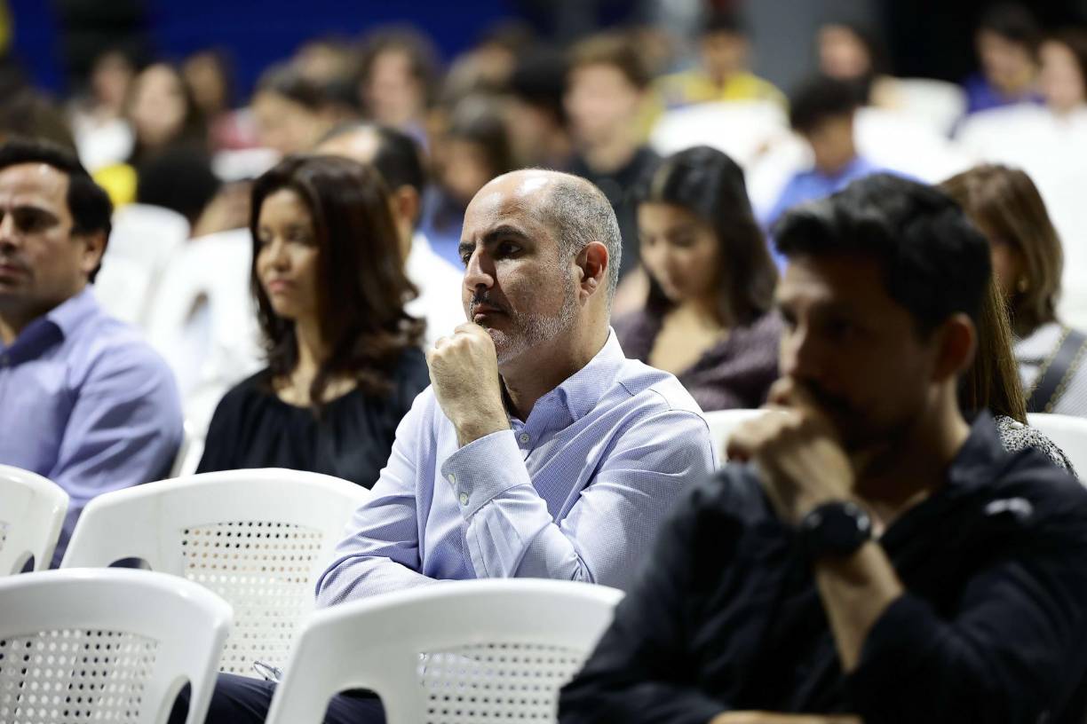 Padres de familia y profesores de la EIS escucharon atentamente las ponencias que los estudiantes prepararon con anticipación y esmero.