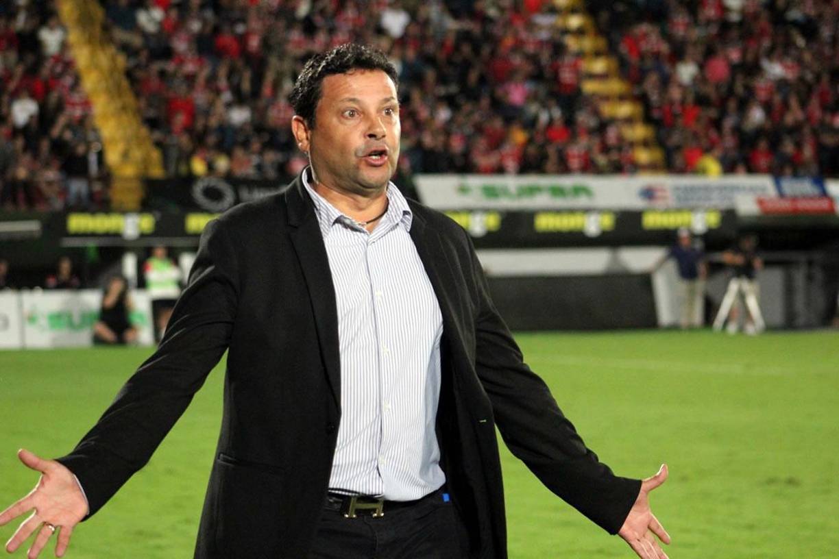 Jeaustin Campos, nuevo entrenador del Real España, solamente ha pedido un fichaje a la directiva del club sampedrano, reveló Elías Burbara, presidente de la institución.