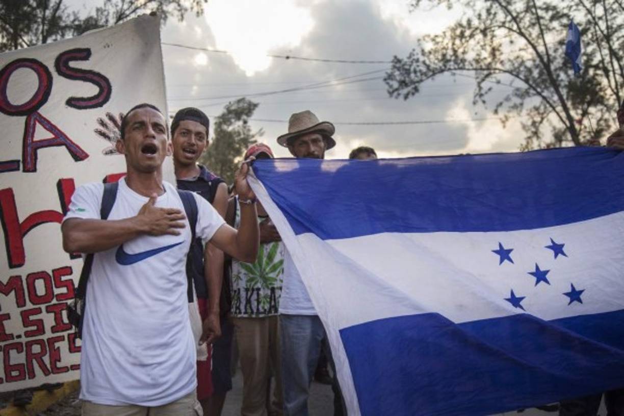 OXC09. NICOLÁS ROMERO (MÉXICO), 03/04/2018.- Migrantes centroamericanos protestan a su paso por la población de Nicolás Romero hoy, martes 3 de abril de 2018, en el estado de Oaxaca (México). El Gobierno de México reiteró hoy la soberanía de su política migratoria y rechazó que esté 'sujeta a presiones' tras confirmar la dispersión de la Caravana 'Viacrucis del Migrante' por voluntad de sus integrantes. Las secretarías de Gobernación y Relaciones Exteriores señalaron en un comunicado que la política migratoria de México 'busca asegurar que la migración ocurra de manera legal, segura, ordenada y con pleno respeto a los derechos de las personas'.El presidente de Estados Unidos, Donald Trump, dijo que México disolvió la caravana y se jactó de que México ha actuado debido a sus amenazas de cancelar el Tratado de Libre Comercio de América del Norte (TLCAN). EFE/Luis Villalobos