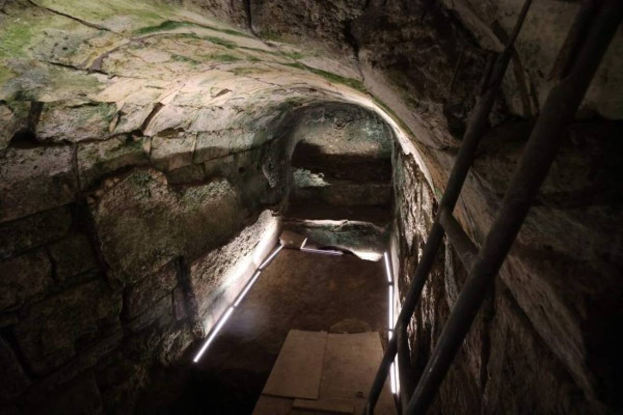 Bdolah subraya que 'todos los que la gobiernan deben poner una bandera, crear un nuevo proyecto, hacer algo. Si no lo hace, usted no existe'. El vestíbulo forma parte de los túneles subterráneos adyacentes al Muro de las Lamentaciones.